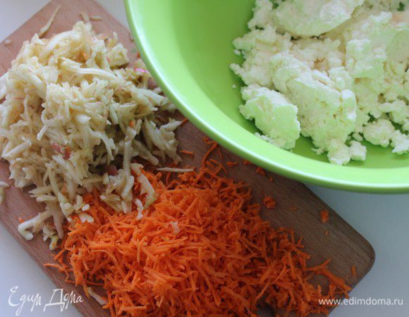 Я использовала домашний творог (средней консистенции), отмеряла 250 гр. Натерла морковь на терке среднего размера, яблоко - на крупной! 

Если у вас нет весов, то морковь я взяла небольшую (ближе к маленькой), а яблоко достаточно крупное.