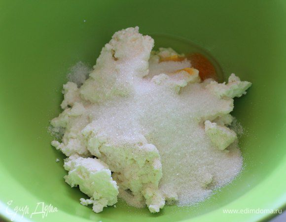 В творог добавила яйцо, манку, сахар (по желанию) и корицу. Все очень хорошо перемешала, даже перетерла ложкой.

Насчет сахара: я положила 2 ст.л., получились в меру сладкие. Кто сладкоежка, можно положить и 3 ст.л. А можно вообще обойтись без него, получится диетический вариант.

Можно вместо 1 яйца предварительно взбить 2 белка.