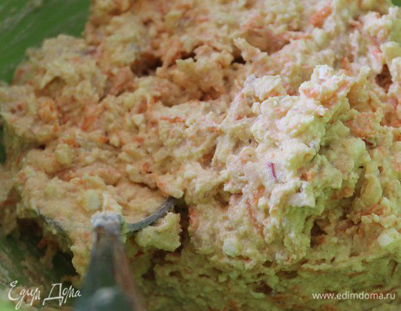 К творожной массе добавить морковь и яблоко. Перемешать.