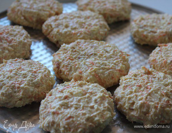 Лепим сырнички. Я делала таким образом: набирала творожную массу в столовую ложку, перекладывала на ладошку и уже придавала им форму.

В духовку примерно на 25 минут при 190-200 гр. до слегка золотистой корочки. Последние пару минут я включила режим "гриль", чтобы быстрее зарумянились!