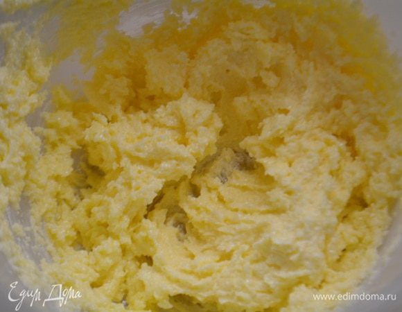 Масло комнатной температуры взбить с сахаром (115 г) несколько минут.