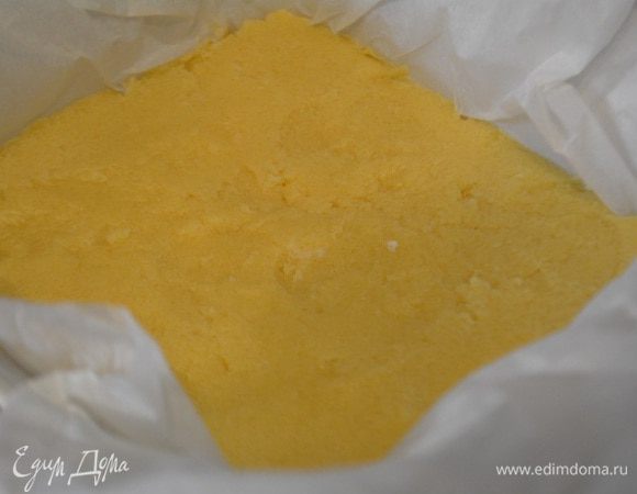 Выложить тесто в форму, выстеленную бумагой для выпечки (в идеале 18*18). Утрамбовать руками, маленькой скалкой или ложкой. Выпечь корж в предварительно разогретой духовке при Т 180гр 15-20 минут, т.е. до тех пор, пока верх подрумянится.