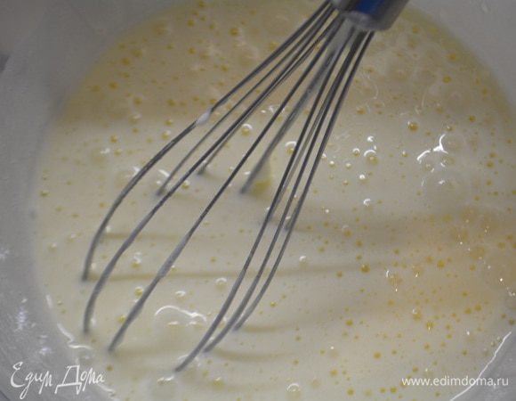 В другой миске смешать яйца с сахаром и хорошо взбить на высокой скорости в течение 5 минут. Масса побелеет и увеличится в 3 раза.