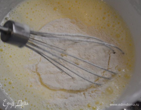 Добавить 30 г муки и снова взбить 1 минуту.