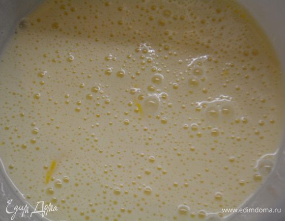 В конце добавить лимонный сок и цедру лимона. Еще немного взбить. Достать первый подрумяненный слой, вылить на него второй и снова запечь 15-20 минут.