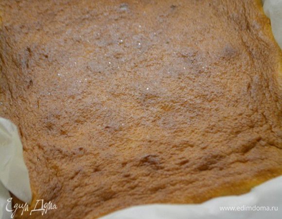 Главное не прозевать, если форму потрясти и верхний слой не дрожит, значит готово! Остудить десерт прямо в форме. А потом извлечь из нее, бумагу удалить.