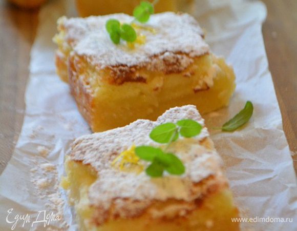 Нарезать на прямоугольники или квадраты и посыпать щедро сахарной пудрой.
Приятного аппетита!