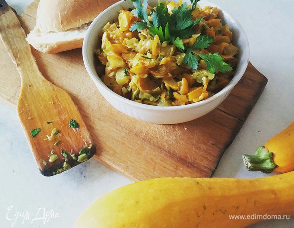 Петрушку моем и мелко рубим, отправляем к кабачкам.
Чеснок чистим и отправляем туда же, пропустив через пресс. 
Перемешиваем и тушим еще 5 минут. 

Готово! Ура! 

P.S. Время приготовления может немного варьироваться. Ориентируйтесь на состояние кабачков: они должны быть мягкими, но сохранять форму, похожую на кубики. 