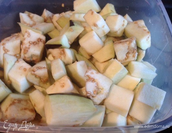 Баклажаны очистите, нарежьте кубиками, посолите и оставьте на 10-15 минут.