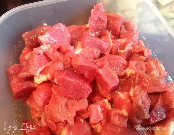 Мясо нарежьте небольшими кусочками.