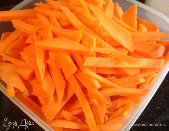 Морковь очистите и нарежьте соломкой.