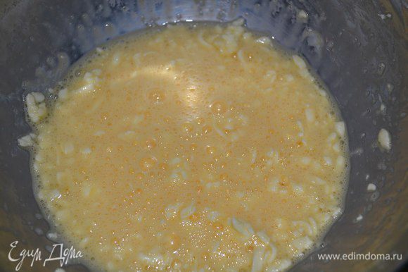 Яйца (2 шт) смешать с маслом.