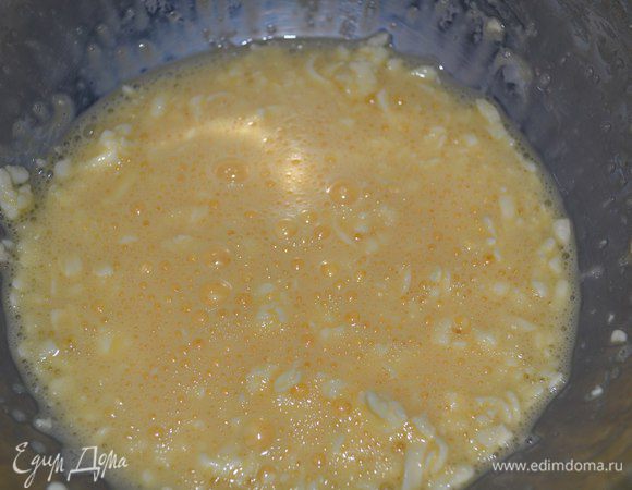 Яйца (2 шт) смешать с маслом.