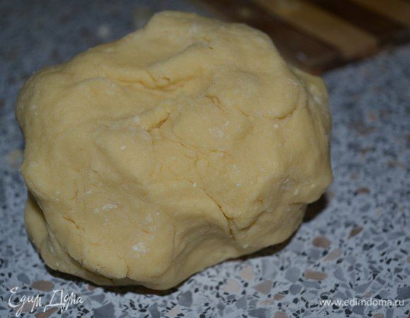 Добавить туда муку, разрыхлитель, соль, замесить тесто! Убрать в сторону.