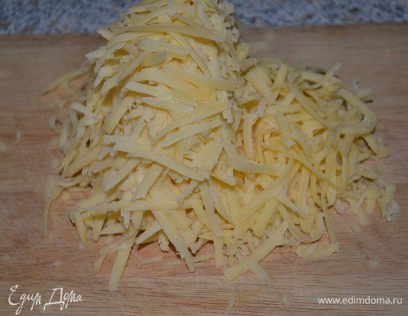 Сыр натереть на терке.