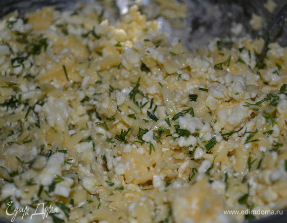 Добавить зелень к сырной смеси.