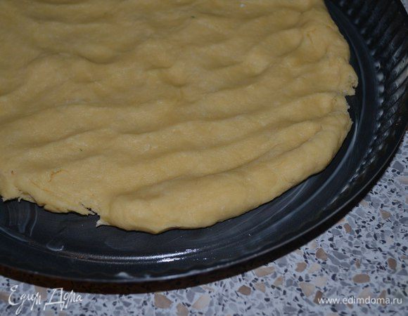 Тесто распределить по форме.