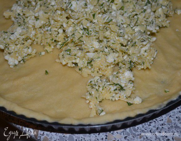 На тесто выложить начинку.