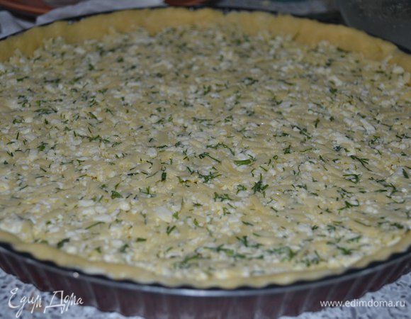 Разровнять.
Поставить в разогретую до 180 градусов духовку, выпекать 40–45 минут.