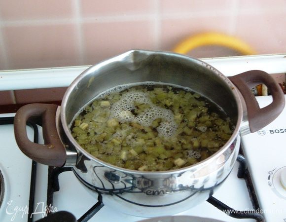 Высыпать нарезанные баклажаны в глубокую кастрюлю и, залив водой, закипятить. Сцедить воду.

Повторить эту процедуру три раза. 