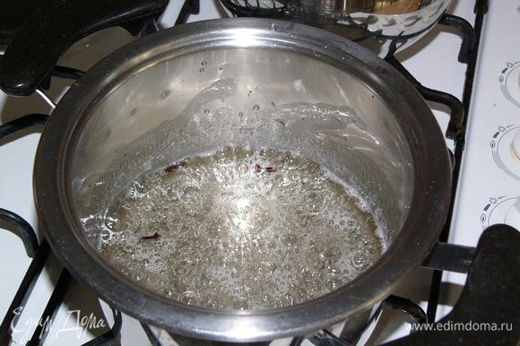 В другую кастрюлю влить 0,5 стакана воды, добавить сахар, закипятить и варить, помешивая, 10 минут.
