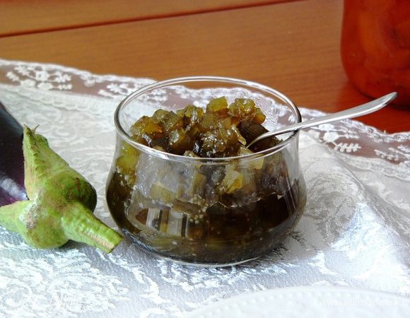 В кипящий сироп добавить гвоздику, отцеженные баклажаны и лимонный сок. Готовить варенье на слабом огне 25-30 минут. Не забывайте, что после охлаждения оно еще загустеет. 

Когда варенье сварилось, нужно дать ему остыть и после этого разложить по баночкам. 