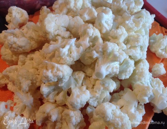 Цветную капусту разберите на соцветия.