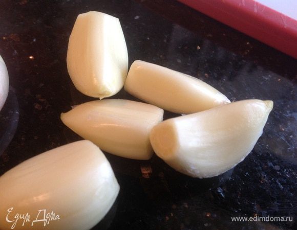 Почистите чеснок.