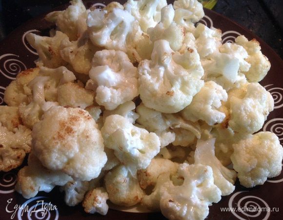 На раскаленную сковороду налейте масло и обжарьте цветную капусту. Выложите.