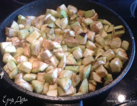 Промойте баклажаны. Обжарьте на той же сковороде, при необходимости добавив масла, выложите.