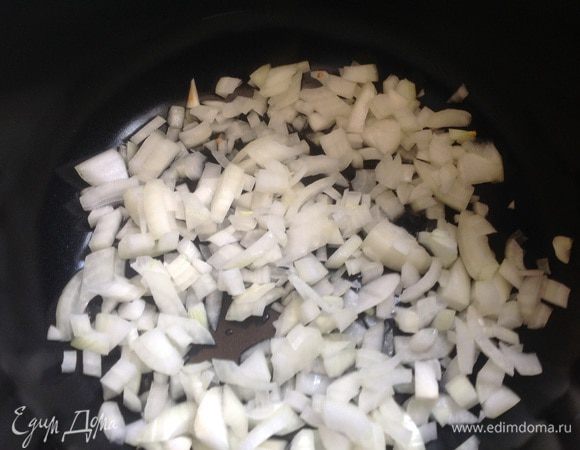 Добавьте масло и обжарьте на сковороде лук до золотистости.
