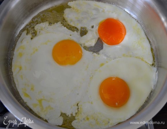 Как только положили в кастрюлю вариться спагетти, ставим на огонь сковороду. Она должна быть достаточно большой, чтобы потом в нее же поместились спагетти. Добавляем оба вида масла и разбиваем яйца, как на яичницу. Жарим буквально 1.5 минуты - белок должен "схватиться", но желток не должен зажариться! Это важно, не "пересушить"! Посолить яйца и снять с огня сковороду. 