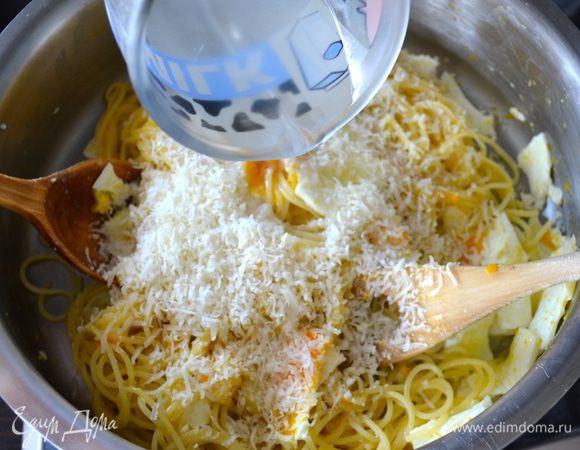 Как следует осторожно все перемешать, подлить немного воды от спагетти. Затем всыпать сыр и снова перемешать. Для придания блюду нужной консистенции и для получения некого подобия кремообразного соуса добавить еще немного жидкости.