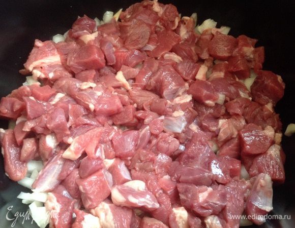 Добавьте баранину и жарьте, пока не подрумянится, посолите, приправьте специями заатар (1 ст.л.), добавьте чеснок.