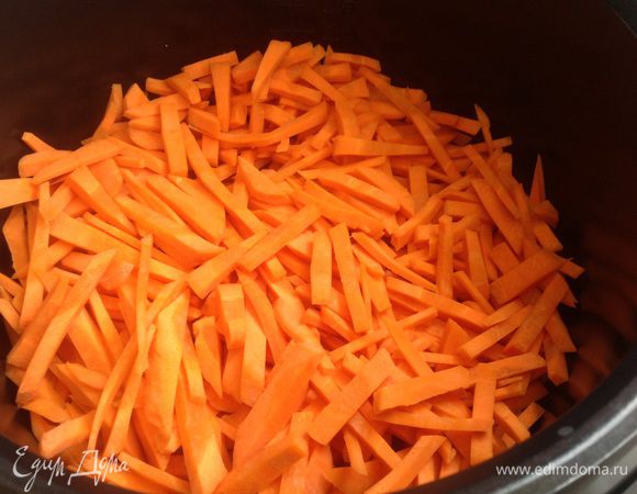 Дальше можно готовить двумя способами: продолжать готовить в сковороде или готовить в мультиварке. Выровнить слой мяса, выложить слоями морковь, цветную капусту и рис.