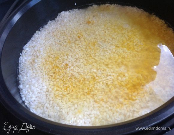 Залейте 1 л воды, присыпьте куркумой, уменьшите огонь, накройте крышкой и варите, пока не выпарится вся вода. Если вы будете готовить в мультиварке, то установите программу "Плов" и время 45 минут.