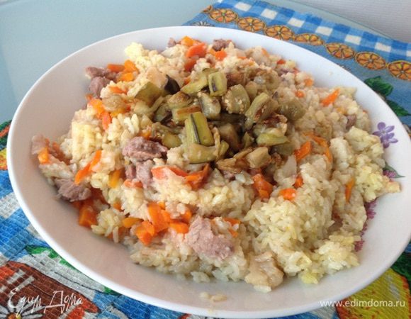 Переверните готовое блюдо на большую тарелку, сверху выложите баклажаны и подавайте. 
Приятного аппетита!