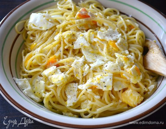 Выложить спагетти в большое блюдо и подавать! 