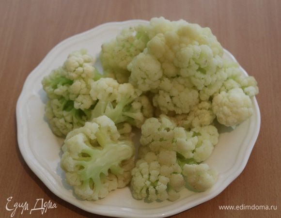 Цветную капусту разобрать на соцветия и отварить в подсоленной воде 3-4 минуты.