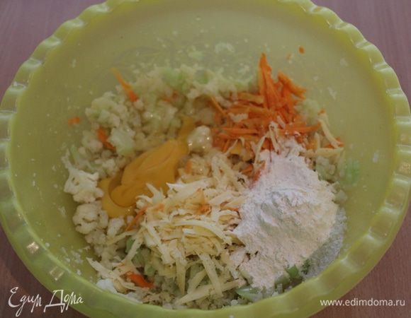 С помощью погружного блендера (или просто ножом) измельчить капусту, добавить натертую морковь, яйца, сыр, муку, слегка посолить.