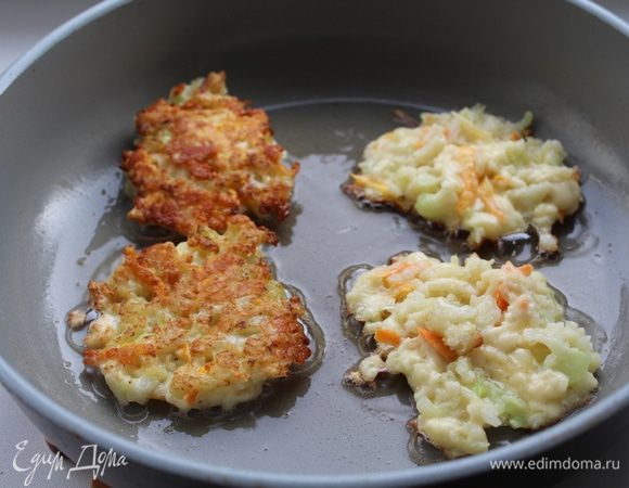 Обжарить оладьи.