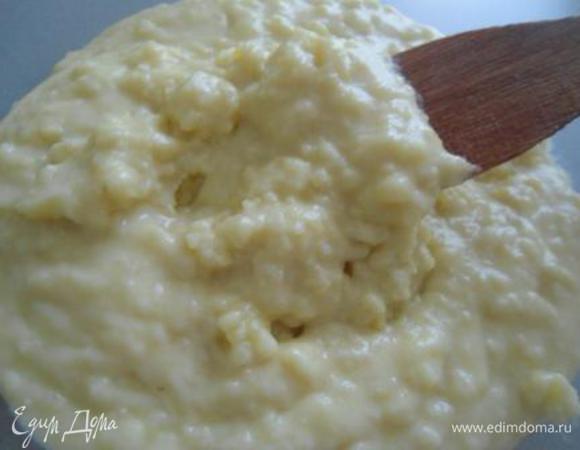 Пирог готовим заварным способом. В кастрюле смешиваем молоко, сахар, масло, соль и просеянную муку, по вкусу добавляем ванилин.Ставим все на плиту и, постоянно помешивая, завариваем тесто до густоты (у меня ушло 5 минут). Следим, чтобы не пригорело. Получилась такая густоватая кашка с комочками.