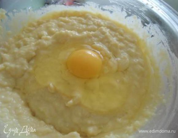 Остужаем немного смесь и по одному добавляем яйца, взбивая миксером, чтобы разошлись комочки. В конце добавляем разрыхлитель.