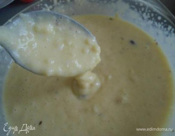 Фундук измельчаем не очень мелко, я побила скалкой. Добавляем в тесто и перемешиваем. Тесто получается как на оладьи.