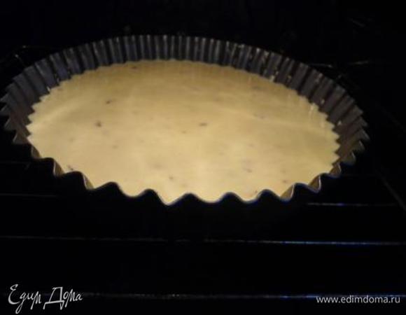 Духовку разогреваем до 190 градусов. Форму смазываем маслом и присыпаем кукурузной мукой. Выкладываем тесто.