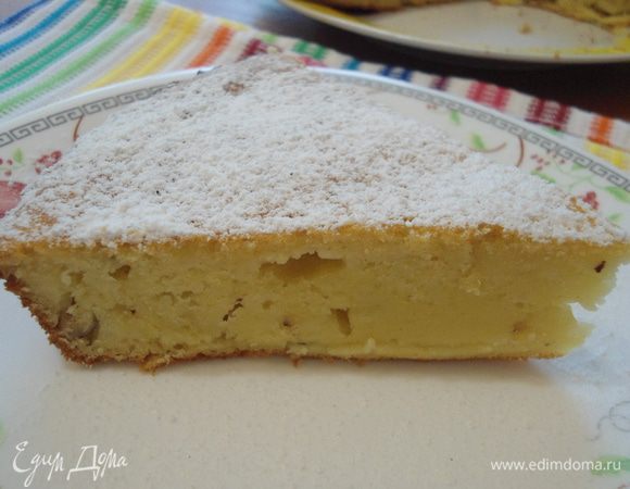 Выпекается пирог около 40 минут до сухой зубочистки. Остужаем, присыпаем сахарной пудрой и пьем чай!