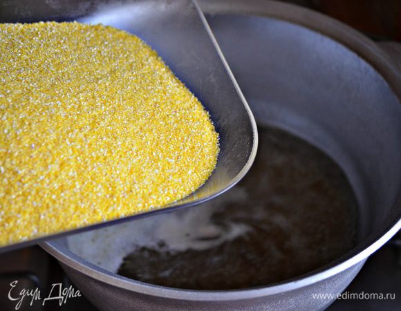 Сварите поленту. Если вы используете поленту быстрого приготовления, то следуйте инструкции, указанной на упаковке. А если же, как я, кукурузную крупу, то в казане или кастрюльке вскипятите овощной бульон (или воду), посолите. Тонкой струйкой всыпьте крупу, постоянно и интенсивно помешивая деревянной лопаткой.