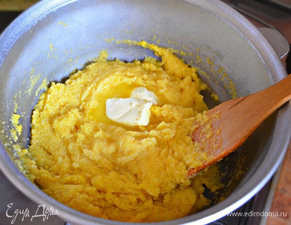 Варите до готовности, не переставая мешать. У меня процесс занял около 10 минут. Получившаяся полента должна быть густой и отходить от стенок кастрюли.