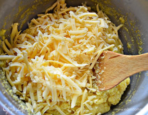 Сыр натереть на крупной терке и вместе со сливочным маслом добавить в поленту, хорошо перемешать.