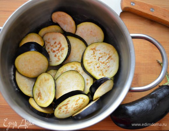 Баклажан нарежьте кружочками, посолите и дайте постоять 15–20 минут, после чего промойте холодной водой.